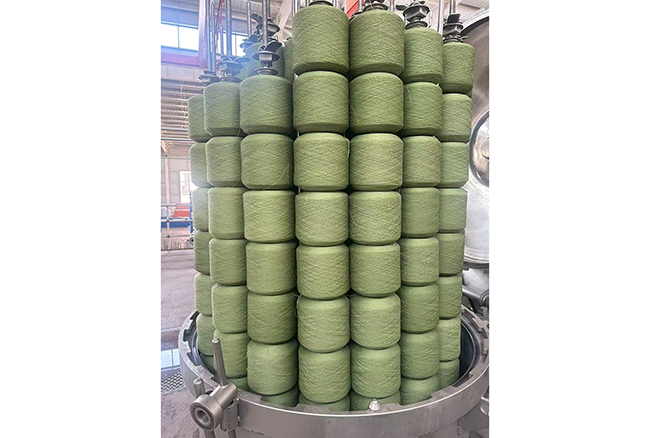 Окрашенные швейные нитки